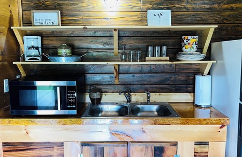 Pine Ridge Cabin | KNOTTY PINE 🌲 Handcrafted Cozy Cabin in RRG Pet Friendly Hot Tub