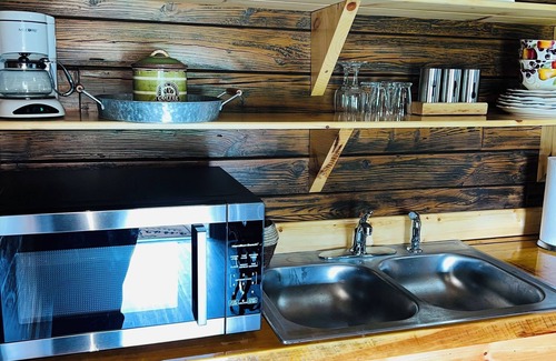 Pine Ridge Cabin | KNOTTY PINE 🌲 Handcrafted Cozy Cabin in RRG Pet Friendly Hot Tub