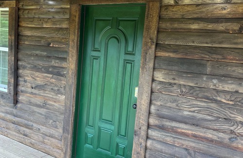 Pine Ridge Cabin | KNOTTY PINE 🌲 Handcrafted Cozy Cabin in RRG Pet Friendly Hot Tub