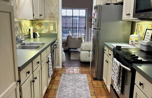 Oak Lawn Condo | Knox Park Room in Stylish/Fully Equipped Condo!n