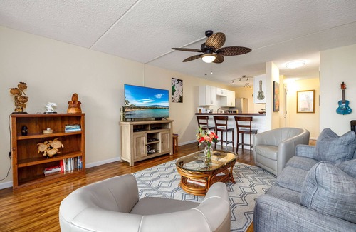 Historic Kailua Village Condo | KONA PACIFIC C-618 NICE OCEAN VIEW, Top Floor, WALK TO TOWN! Elevator, AC!