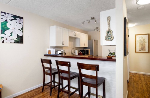 Historic Kailua Village Condo | KONA PACIFIC C-618 NICE OCEAN VIEW, Top Floor, WALK TO TOWN! Elevator, AC!