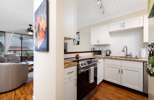 Historic Kailua Village Condo | KONA PACIFIC C-618 NICE OCEAN VIEW, Top Floor, WALK TO TOWN! Elevator, AC!