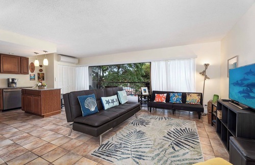 Historic Kailua Village Condo | Kona Plaza 201: Cozy Condo w/AC, Shared Pool & Ocean Views
