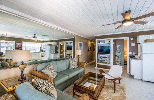 Historic Kailua Village Condo | Kona Reef #D31 | Lanai w/Coastal Views