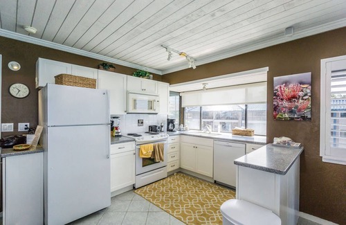Historic Kailua Village Condo | Kona Reef #D31 | Lanai w/Coastal Views