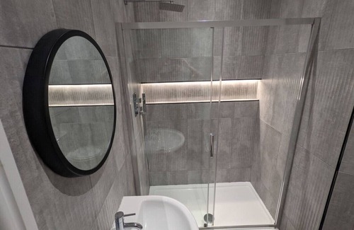 Anfield Cabin | Kop View Hotel - Sleeps 4 - Ensuite Room - 1