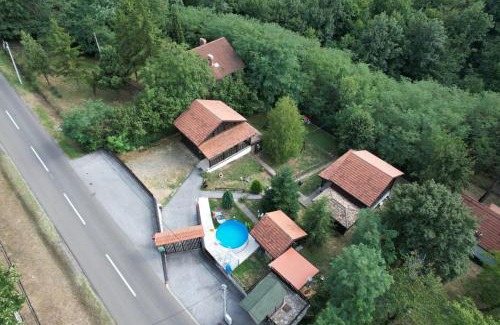 Mladenovac House | Kosmajski vajati Petra