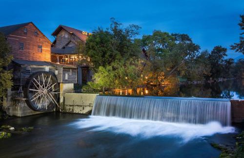Sevierville House | Kozy Retreat At The Lake by American Patriot Getaways