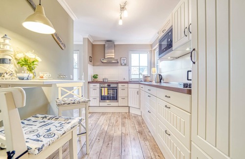 Zingst House | Kranich-Kate, exclusive thatched cottage for 6 people in Zingst with fireplace and sauna