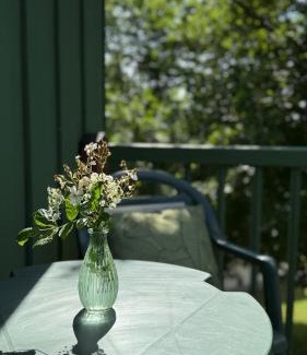 Hillstett Apartment | KREATIVPAUSE Workation in Bayern - Stilvolle Workation-Unterkunft mit Arbeitsplatz & Naturblick in Bayern