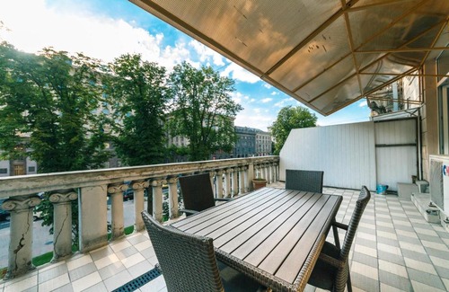 Lypky Apartment | Kreschatik 21 with terrace 2BR