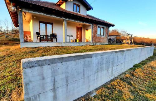 Bosnia House | Kuća na dan Vrla strana