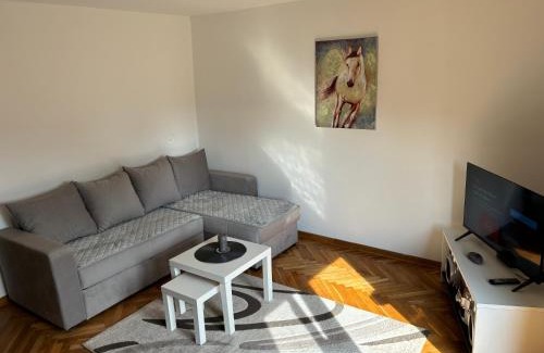 Banatski Karlovac House | Kućica u pesku