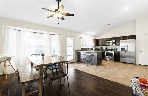 Glendale House | Kulla Oasis: Family Retreat-Park access-Free Heated Pool-Fast Wi-Fi-Near Stadium
