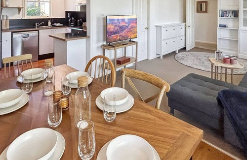 Jindabyne House | Kumquat Cottage pet friendly home with spacious backyard.
