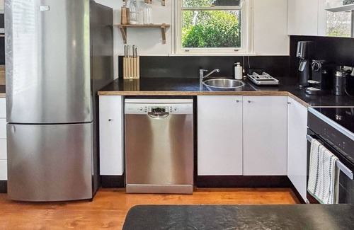 Jindabyne House | Kumquat Cottage pet friendly home with spacious backyard.