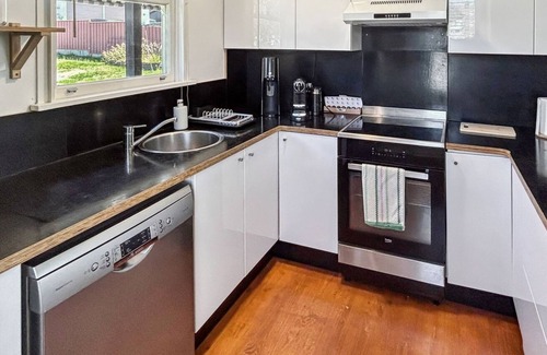 Jindabyne House | Kumquat Cottage pet friendly home with spacious backyard.