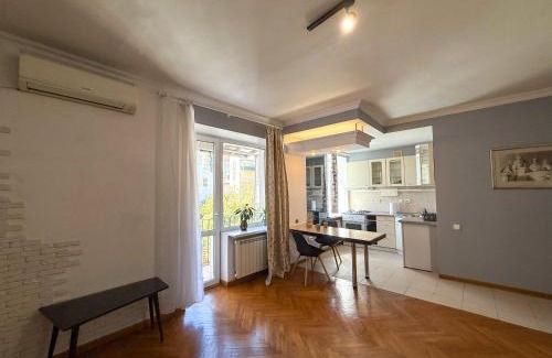Khreshchatyy Yar Apartment | Kyiv History Apartment