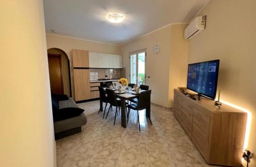 Nocera Scalo Apartment | L' Antico Scoglio - Appartamenti comfort in centro a Nocera Terinese - 4,7 e 11 Ospiti - Piscina - Spiaggia a 300mt - Giardino e Zona pranzo all'aperto - WiFi & SmartTV - Aria Condizionata