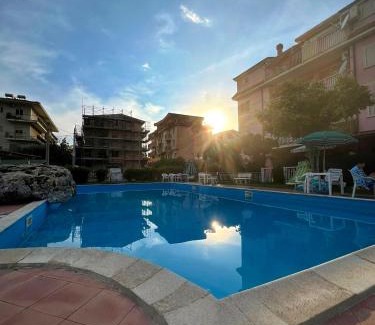 Nocera Scalo Apartment | L' Antico Scoglio - Appartamenti comfort in centro a Nocera Terinese - 4,7 e 11 Ospiti - Piscina - Spiaggia a 300mt - Giardino e Zona pranzo all'aperto - WiFi & SmartTV - Aria Condizionata
