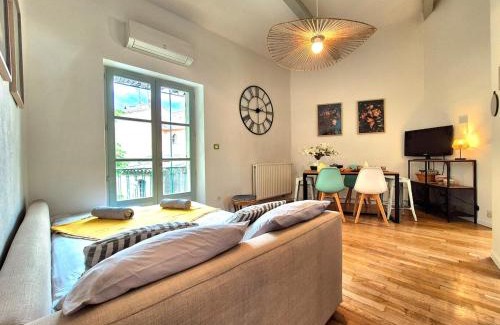 Nimes City Centre Apartment | L'artiste-balcon-clim