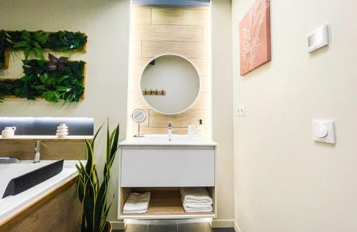 Troyes Apartment | L'atelier vert - Suite Luxe, SPA, Proche Hypercentre - Classé 4 étoiles