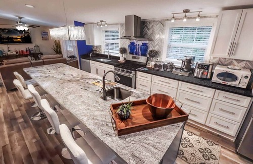 East Stroudsburg House | l Entertainers Retreat l FirePit/HotTub/Sauna/Pool