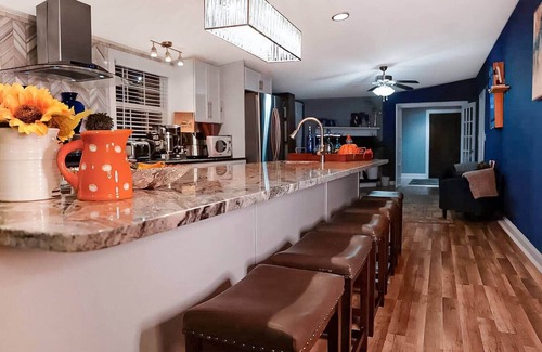 East Stroudsburg House | l Entertainers Retreat l FirePit/HotTub/Sauna/Pool