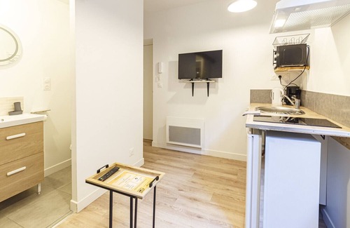 Laval Apartment | L'ensoleillée - Studio à 300 m de la gare de Laval