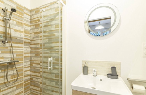 Laval Apartment | L'ensoleillée - Studio à 300 m de la gare de Laval