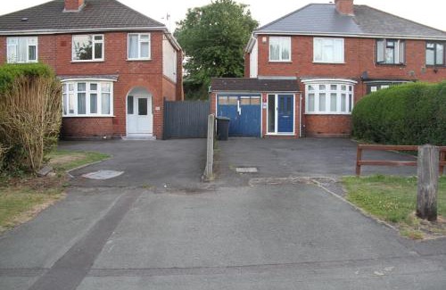 Bilston House | L & J Escapes - 8 Bedrooms suitable for Contractors and Families- Private parking available for 6 vehicles