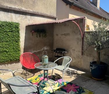 Moulins Apartment | L'Oiseau du paradis, entre gare et centre ville, rez-de-chaussée, avec terrasse et parking privé