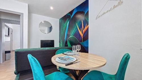 Moulins Apartment | L'Oiseau du paradis, entre gare et centre ville, rez-de-chaussée, avec terrasse et parking privé