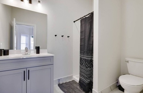 East Stroudsburg Apartment | L301 · The Lack - Double Queen Suite-B01