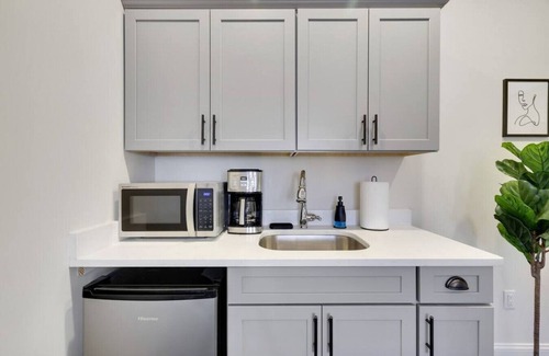East Stroudsburg Apartment | L304 · The Lack - Queen Suite - B04