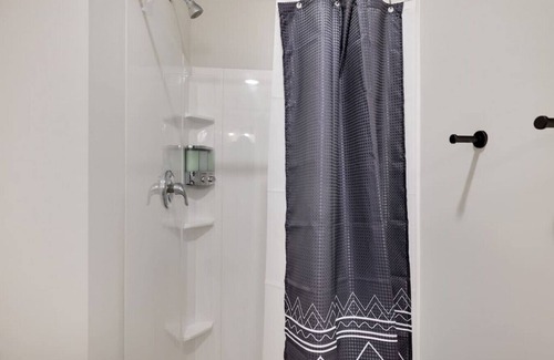 East Stroudsburg Apartment | L305 · The Lack -Double Queen Bay Suite - B05