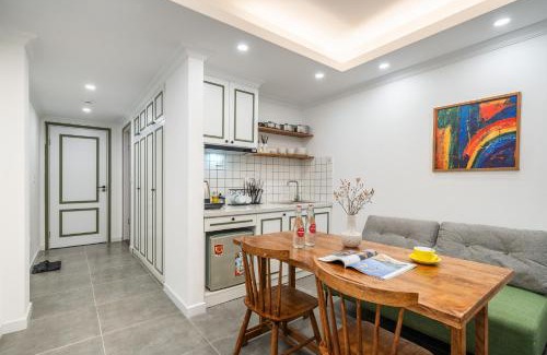 Thanh Nhan Apartment | La Belle Vue in Central-Rooftop Garden Pool-Elavator-Airport Pickup