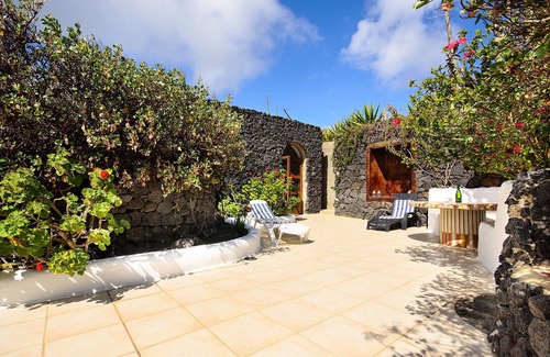 Haria Villa | La Bodega – On a Volcano with Piano, Sea Views, Private Terrace and Wi-Fi