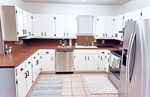 Apache Shores Cottage | La Bohéme Austin Lake House
