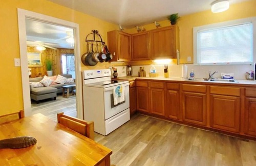 Aransas Pass House | ★ La Buena Pescada 🎣 Coastal Cottage 3 Bedroom 2 Bath, Gated Yard, Boat Parking