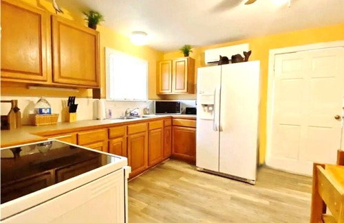 Aransas Pass House | ★ La Buena Pescada 🎣 Coastal Cottage 3 Bedroom 2 Bath, Gated Yard, Boat Parking