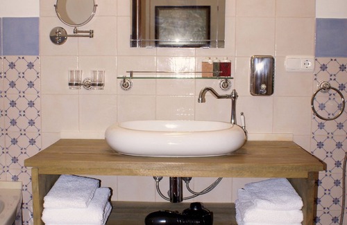 Murchas Bed & Breakfast | La Cañota King Room Adults Only, bedroom and ensuite bathroom, WIFI, swimming pool