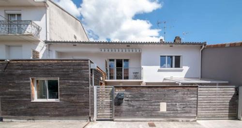 Montauban House | La cahute, Gîte avec jardin pour 15 personnes