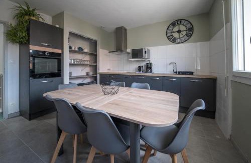 Montauban House | La cahute, Gîte avec jardin pour 15 personnes