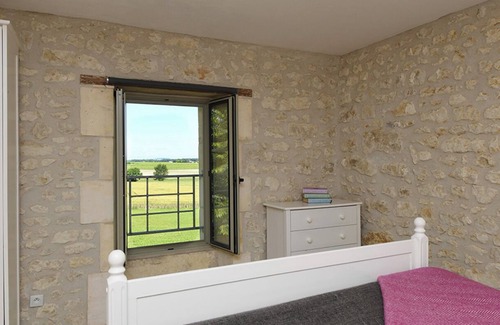 Reaux Apartment | La Cannonerie: Gîte in the heart of the Cognac vineyards with swimming pool.