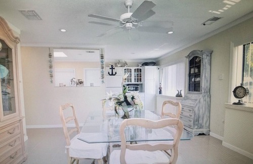 Edgewater House | LA CASA AZUL 3 B.R. SALT WATERFRONT HOME., 3 MINS FROM BEACH & COMM. POOL!"