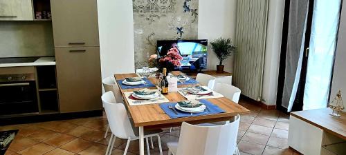 Lovere Apartment | La Casa dei Carta-new & chic