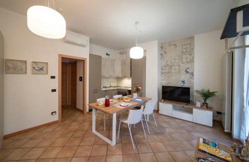 Lovere Apartment | La Casa dei Carta-new & chic
