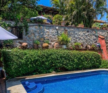 Tequesquitengo Hotel | La Casa del Guamúchil